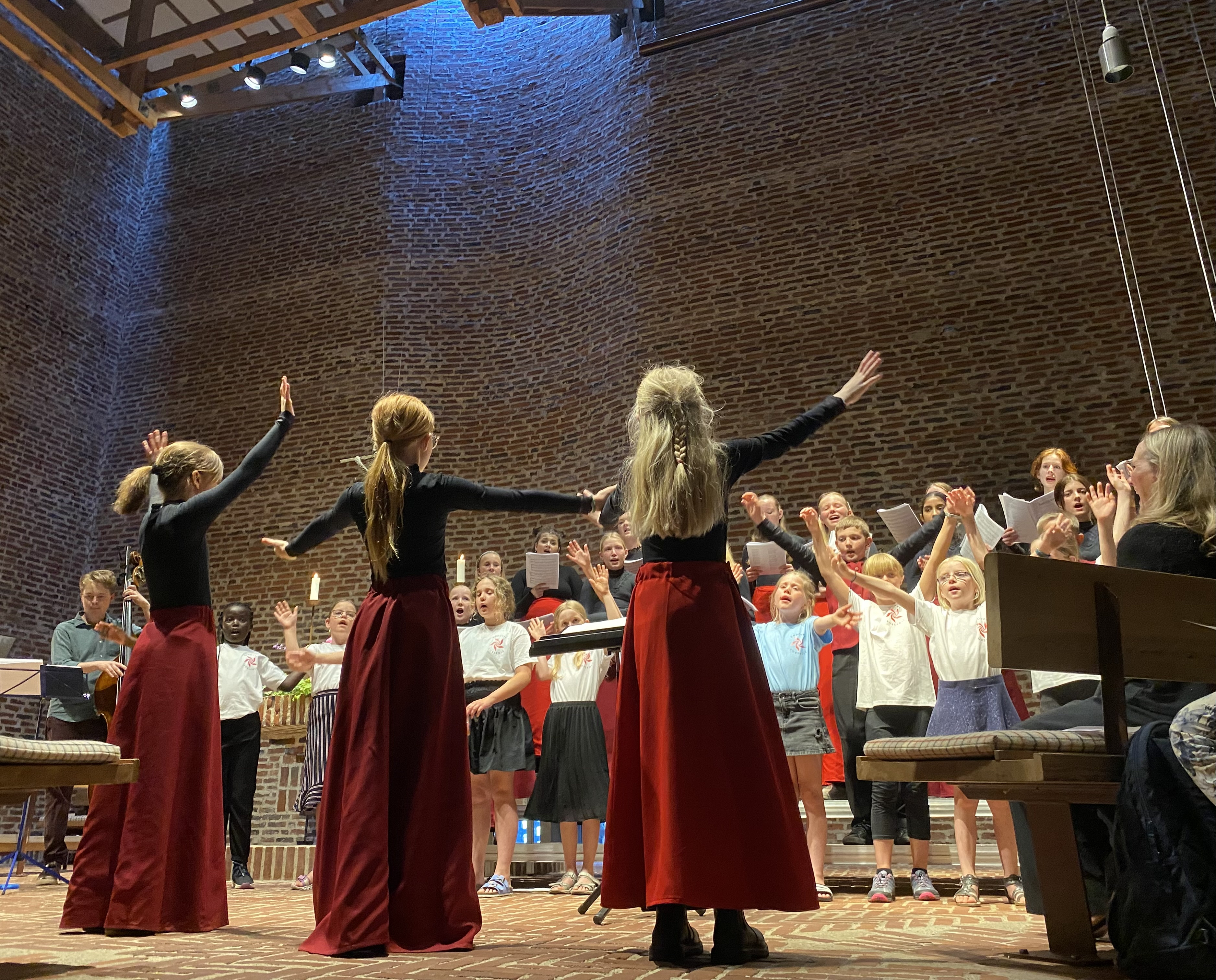 Korpiger foran børnekor