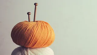 Garnnøgler med strikkepinde