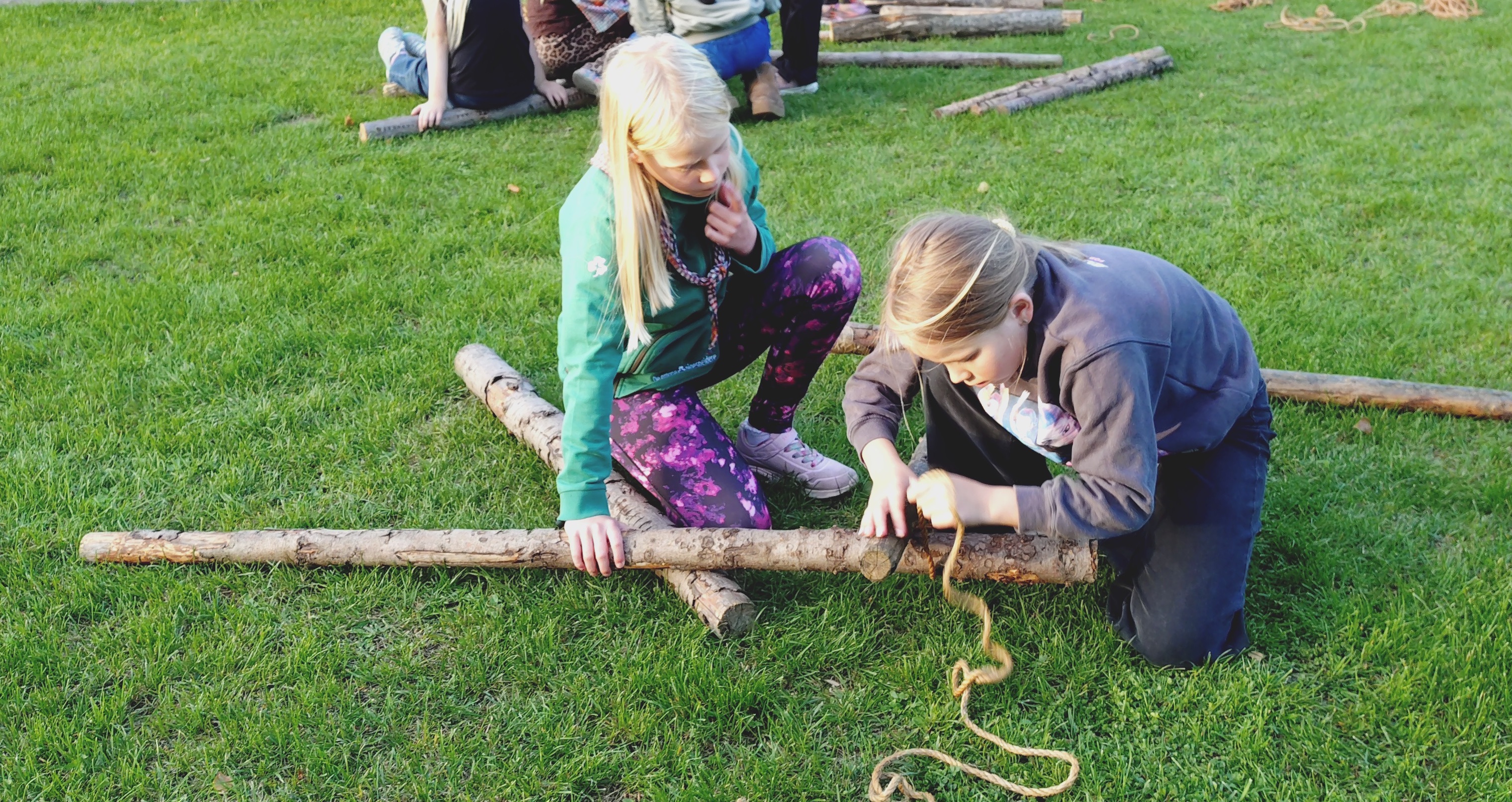 To pigespejdere der binder rafter sammen 