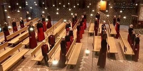 Kor sanger stående i kirkerummet